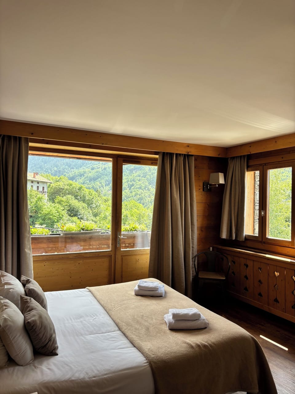 Desk, blackout drapes, WiFi (free), bed sheets