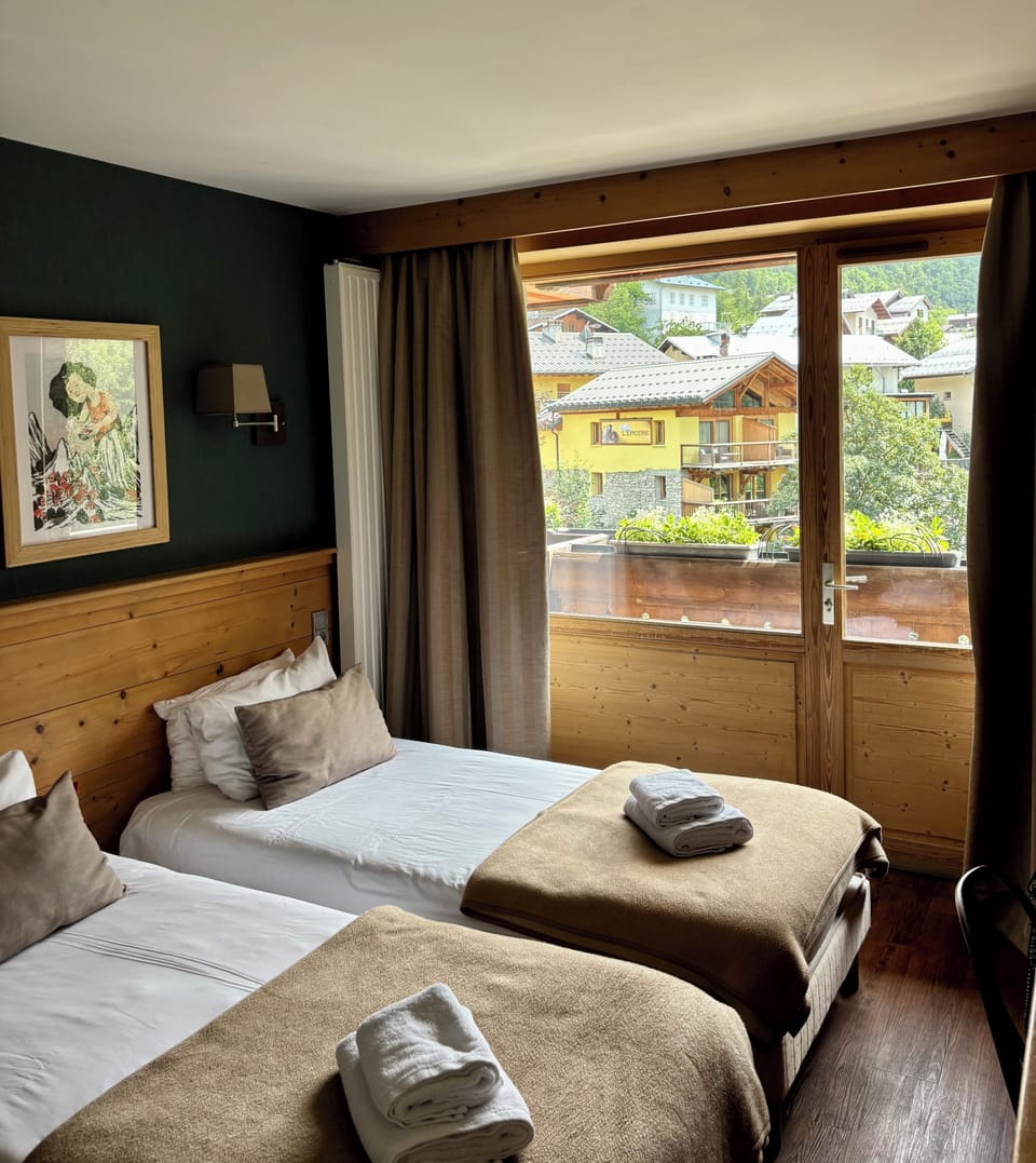 Standard Twin Room | Desk, blackout drapes, WiFi (free), bed sheets