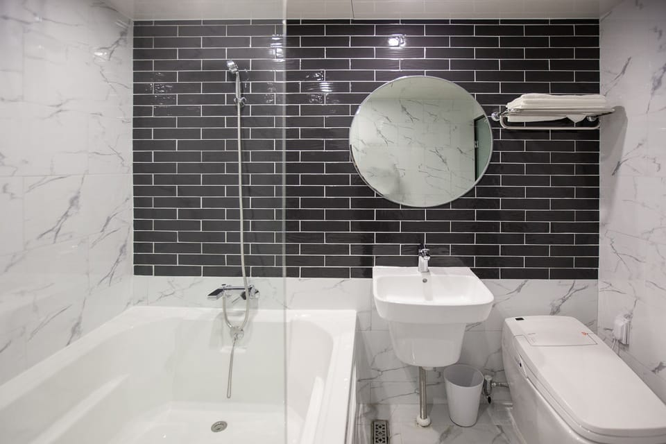 Combined shower/tub, deep soaking tub, free toiletries, hair dryer