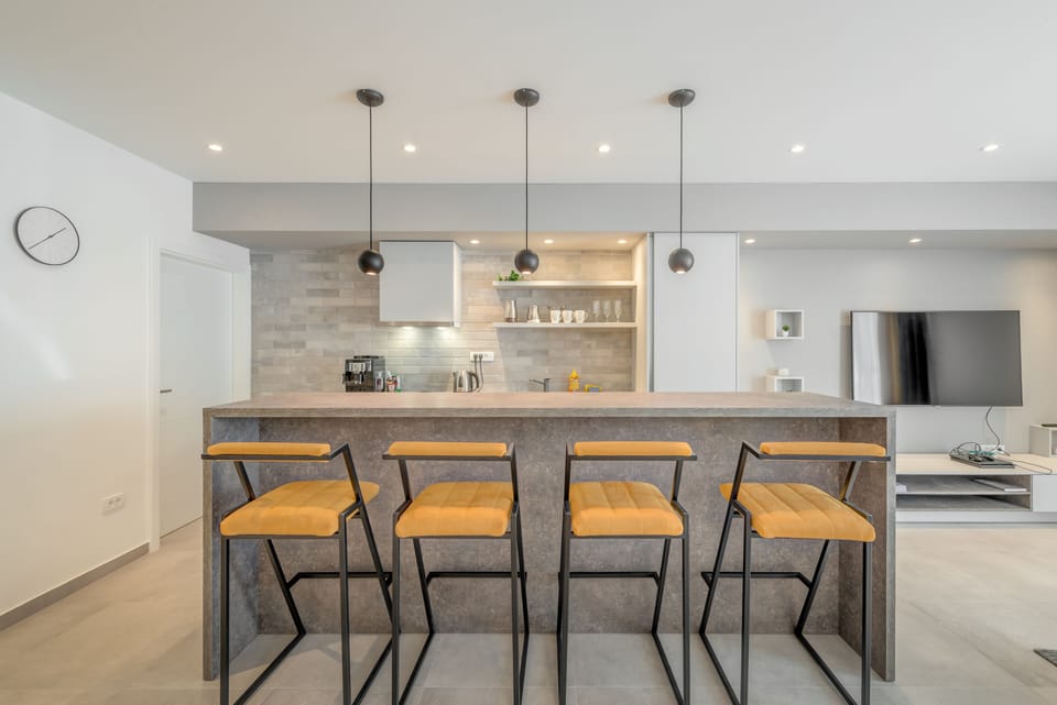 Full-size fridge, microwave, oven, stovetop