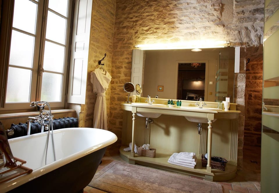 Grand Double Room (La Bourguignonne) | Bathroom | Free toiletries, hair dryer, bathrobes, slippers
