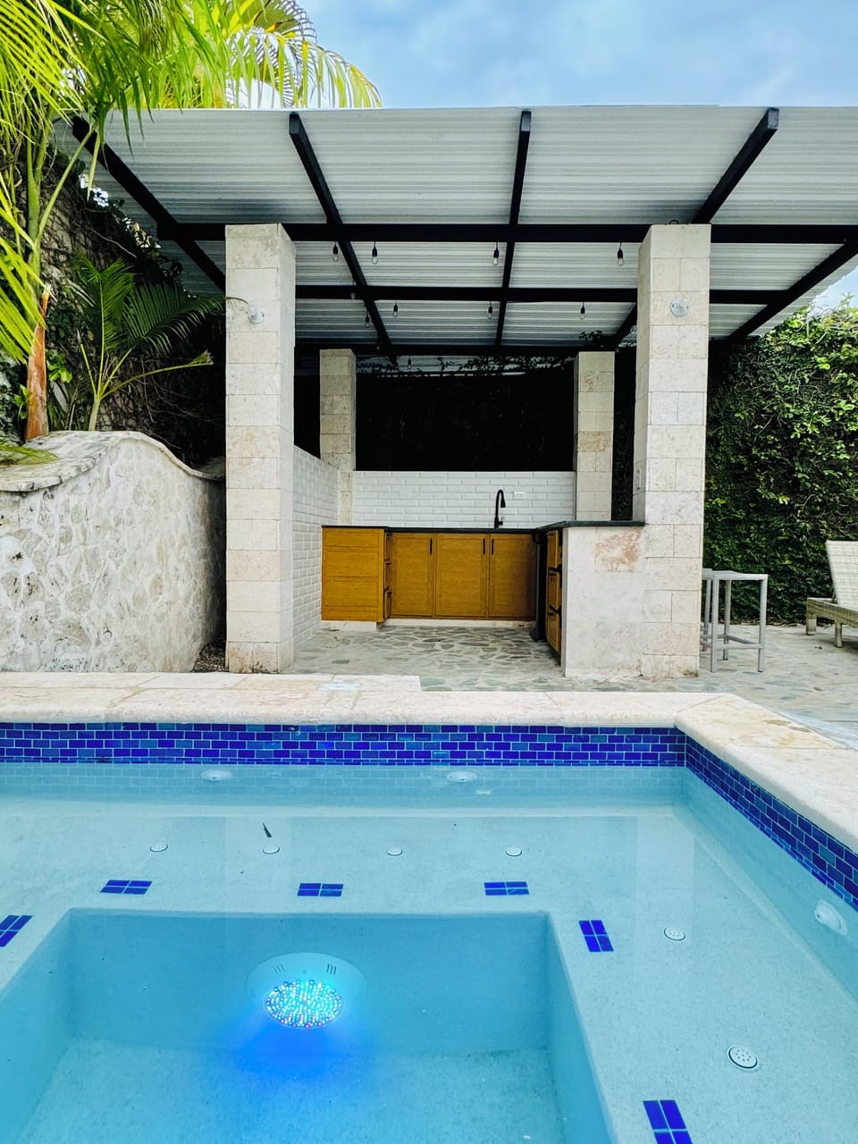 Outdoor bar and jacuzzi ready for your next party! (1)