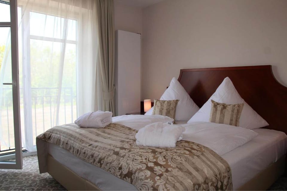 Studio | Minibar, in-room safe, desk, laptop workspace