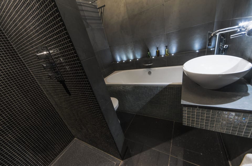 Superior Double Room, Ensuite, Courtyard View (With Dressing Room) | Bathroom