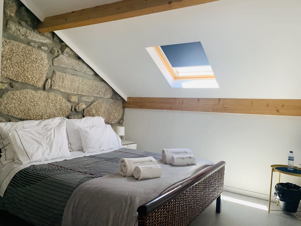 Double Room, 1 Double Bed, Shared Bathroom (Linha 7) | 1 bedroom, hypo-allergenic bedding, blackout drapes, iron/ironing board