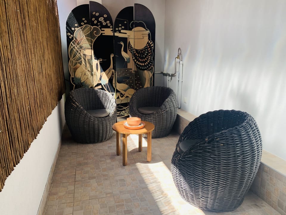 Suite, 1 Double Bed, Private Bathroom (Linha 2) | Living area