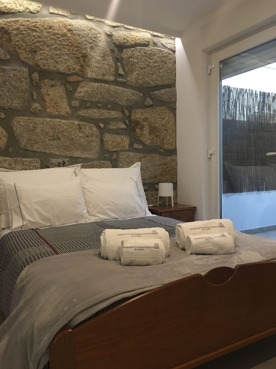 Suite, 1 Double Bed, Private Bathroom (Linha 2) | 1 bedroom, hypo-allergenic bedding, blackout drapes, iron/ironing board
