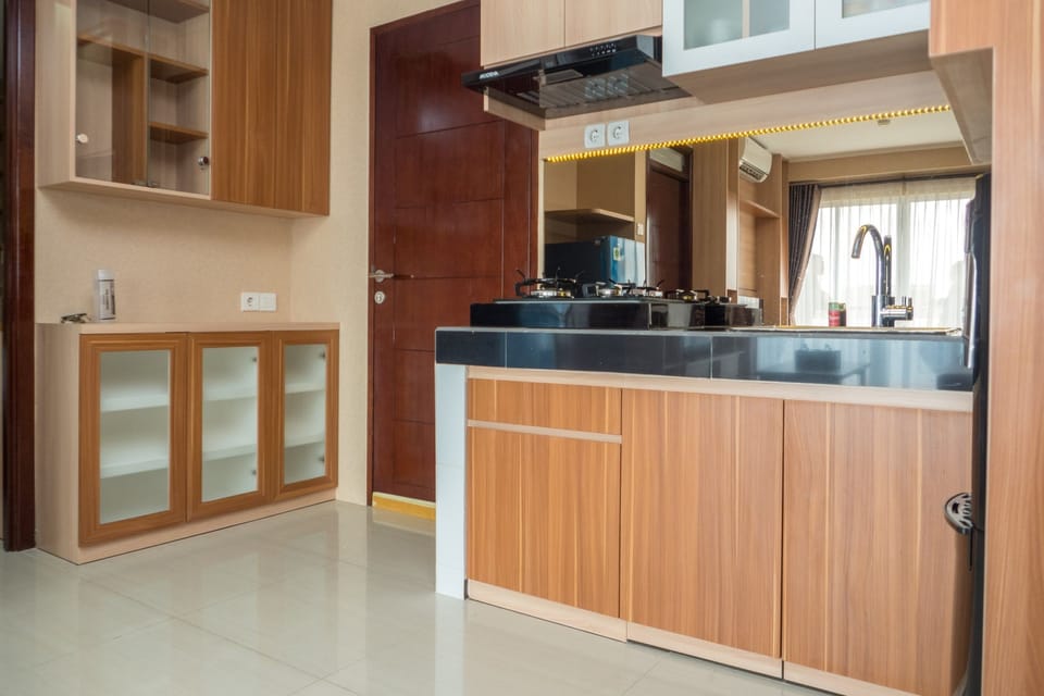 Room | Private kitchenette | Fridge, stovetop, cookware/dishes/utensils