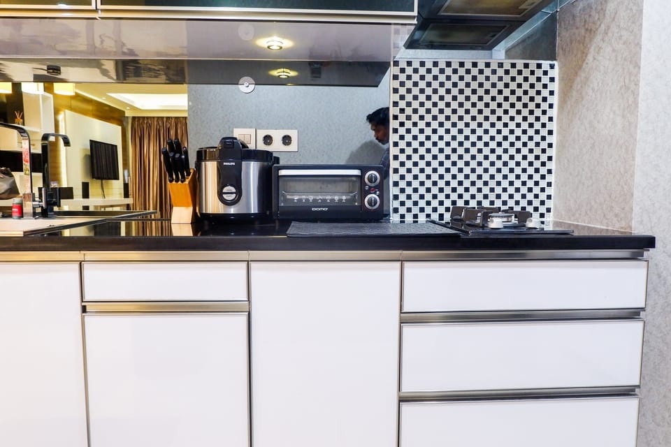 Room | Private kitchen | Fridge, microwave, stovetop, cookware/dishes/utensils
