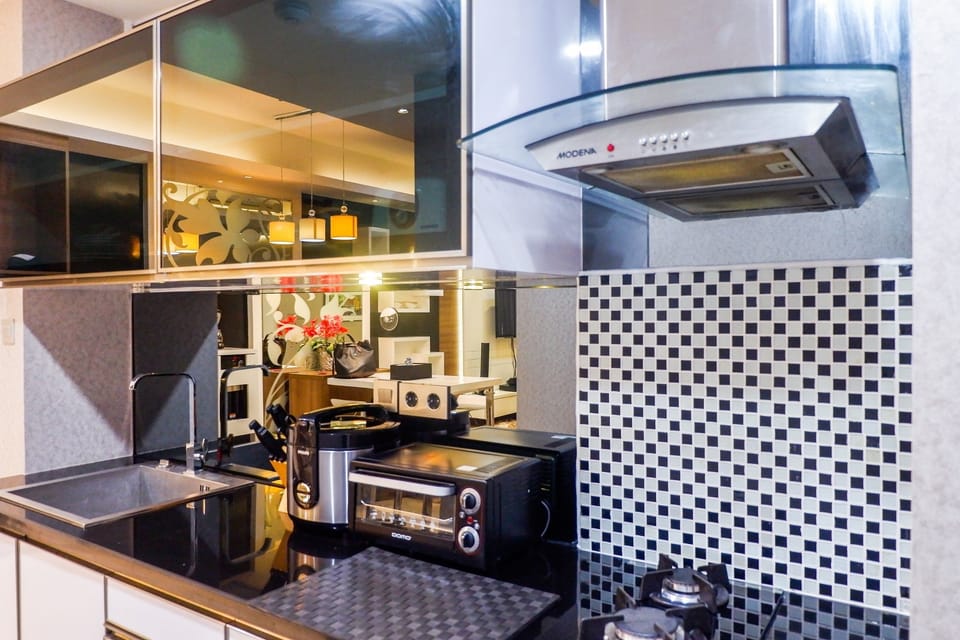 Room | Private kitchen | Fridge, microwave, stovetop, cookware/dishes/utensils