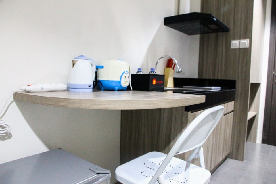 Room | Private kitchenette | Fridge, stovetop, cookware/dishes/utensils