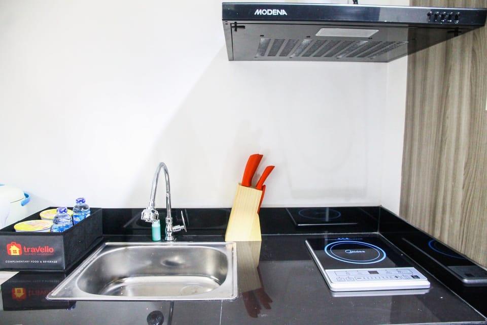 Room | Private kitchenette | Fridge, stovetop, cookware/dishes/utensils