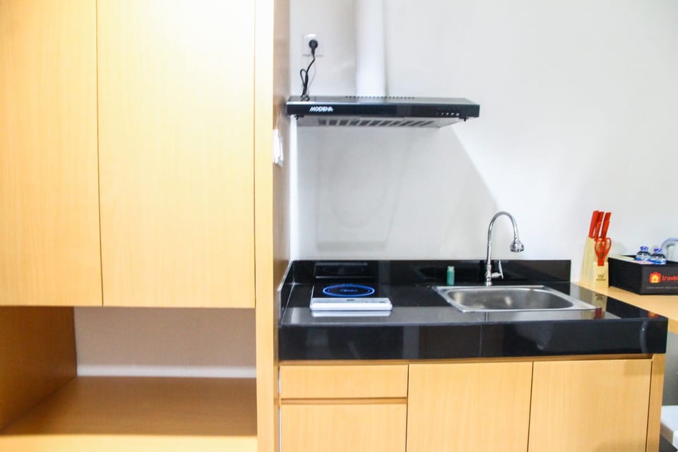 Room | Private kitchenette | Fridge, stovetop, cookware/dishes/utensils