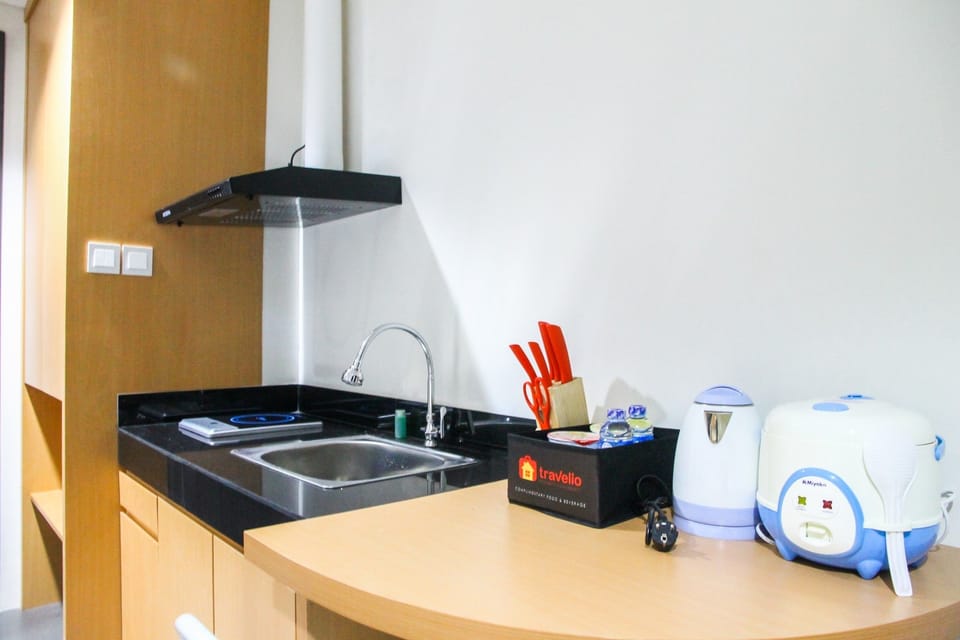 Room | Private kitchenette | Fridge, stovetop, cookware/dishes/utensils