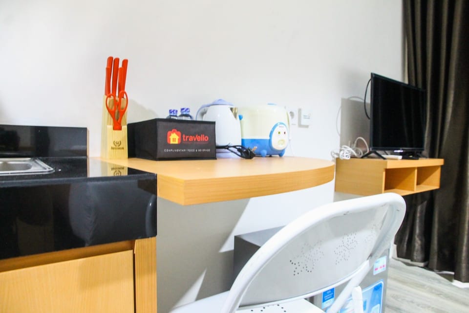 Room | Private kitchenette | Fridge, stovetop, cookware/dishes/utensils