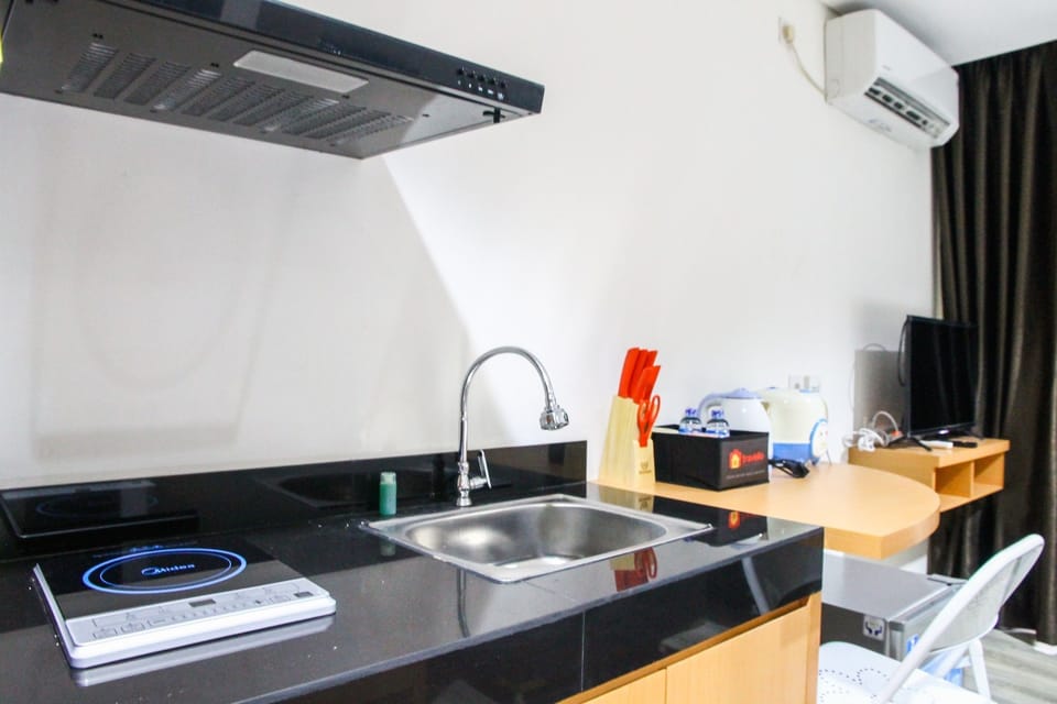 Room | Private kitchenette | Fridge, stovetop, cookware/dishes/utensils