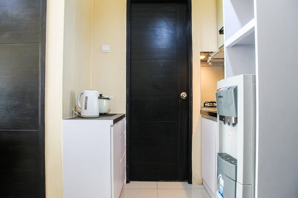 Room | Private kitchenette | Fridge, microwave, stovetop, cookware/dishes/utensils