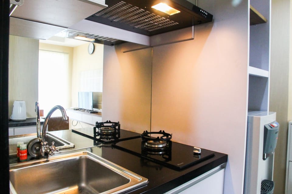 Room | Private kitchenette | Fridge, microwave, stovetop, cookware/dishes/utensils