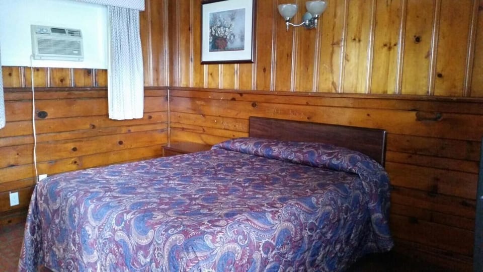 Room, 1 Queen Bed, Smoking | Free WiFi, bed sheets