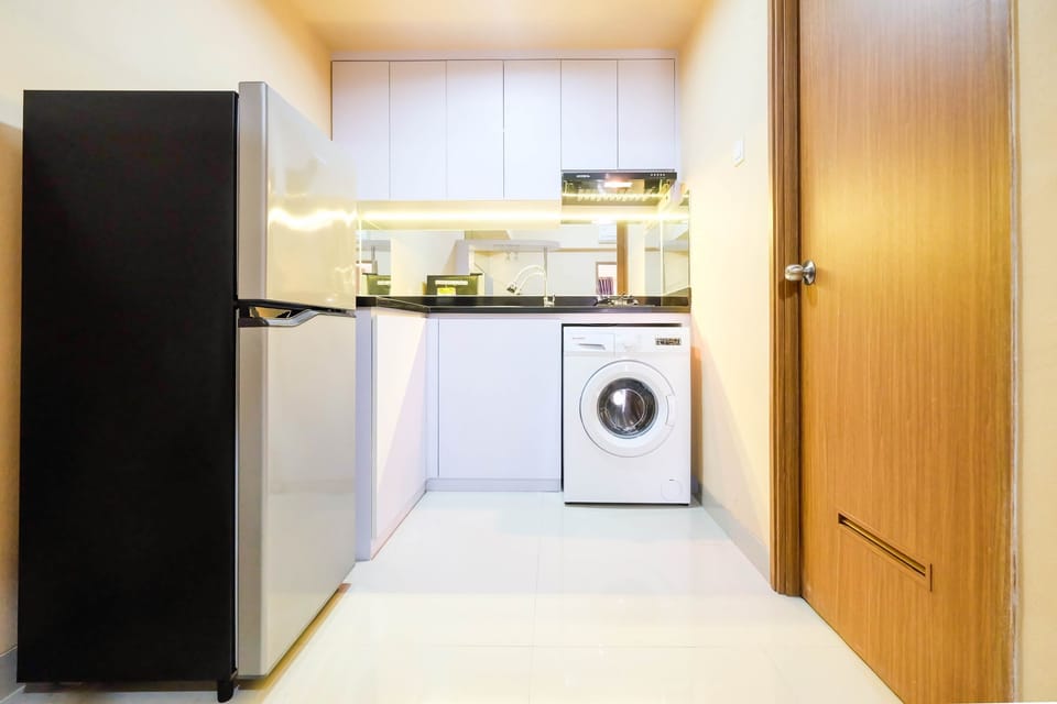 Room | Private kitchenette | Fridge, stovetop, electric kettle, cookware/dishes/utensils