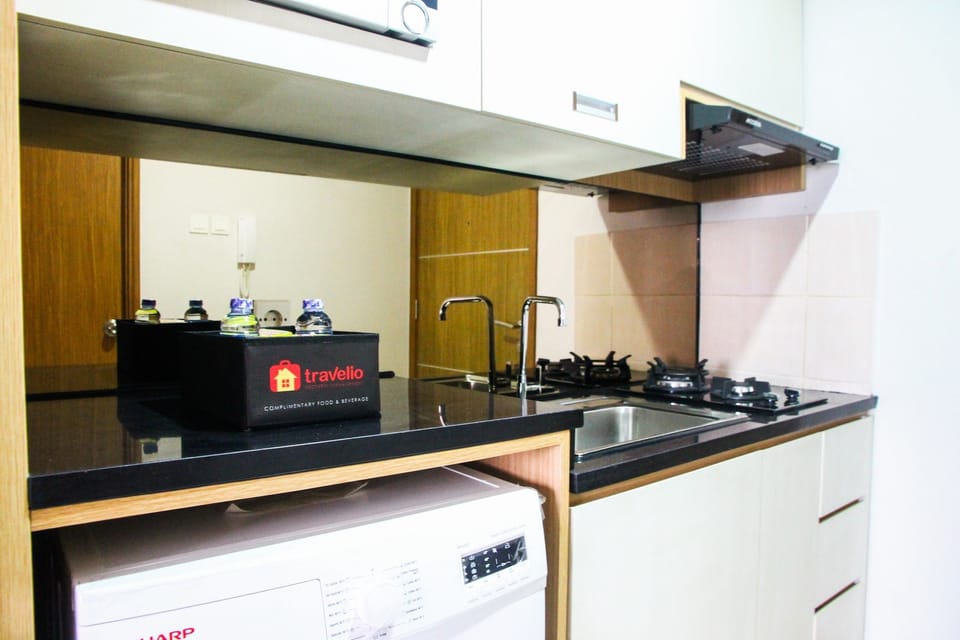 Room | Private kitchen | Fridge, microwave, stovetop, cookware/dishes/utensils