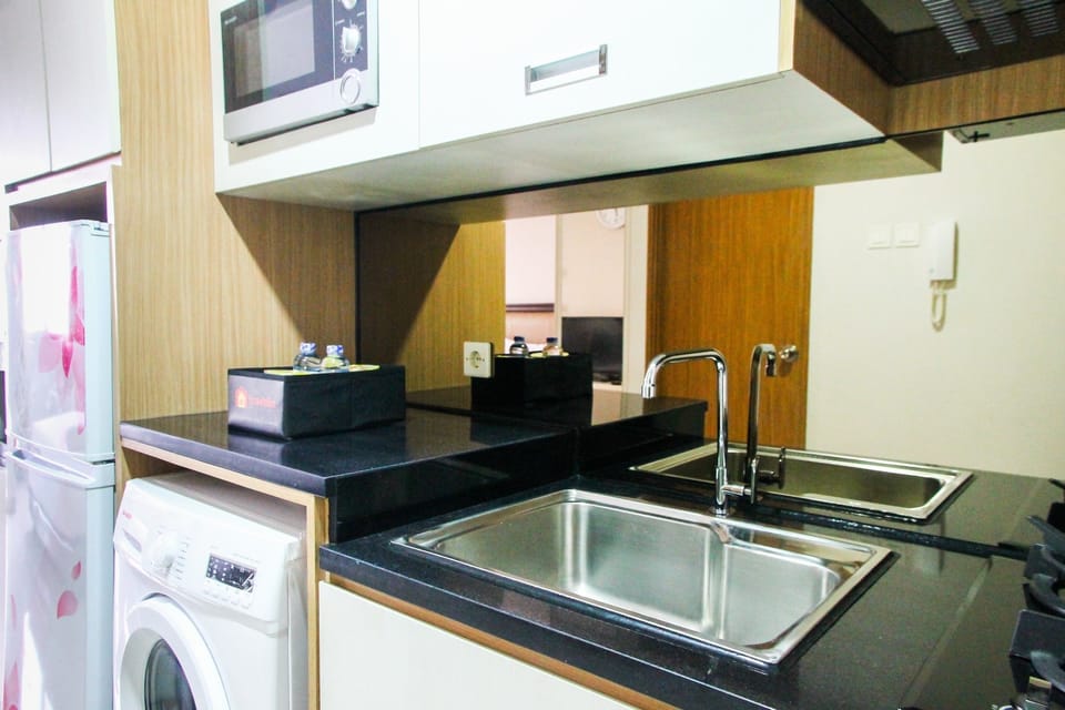Room | Private kitchen | Fridge, microwave, stovetop, cookware/dishes/utensils