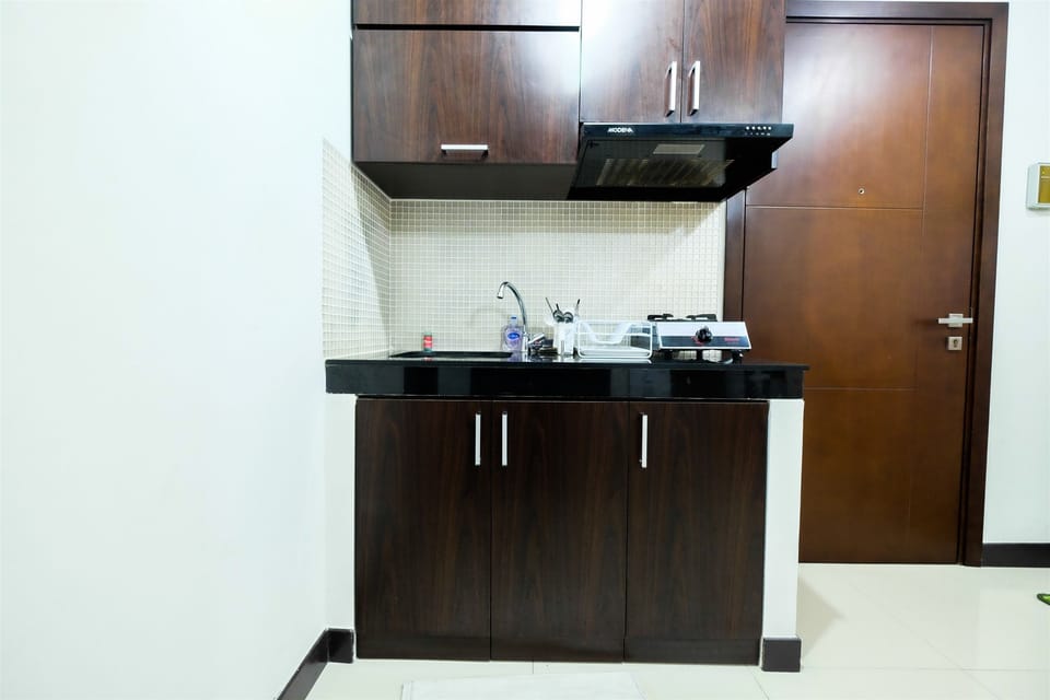 Room | Private kitchenette | Fridge, stovetop, cookware/dishes/utensils