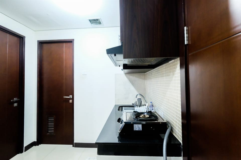 Room | Private kitchenette | Fridge, stovetop, cookware/dishes/utensils