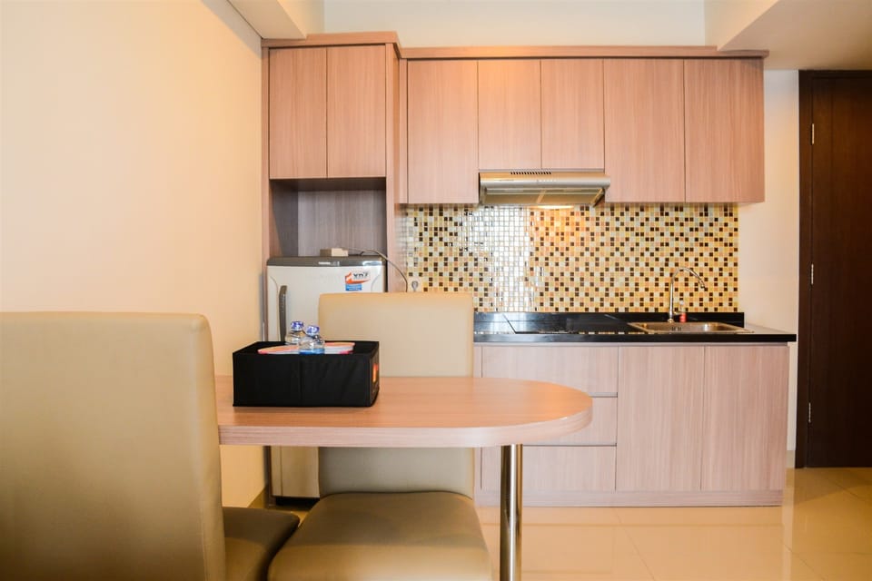 Room | Private kitchenette | Fridge, microwave, stovetop, cookware/dishes/utensils