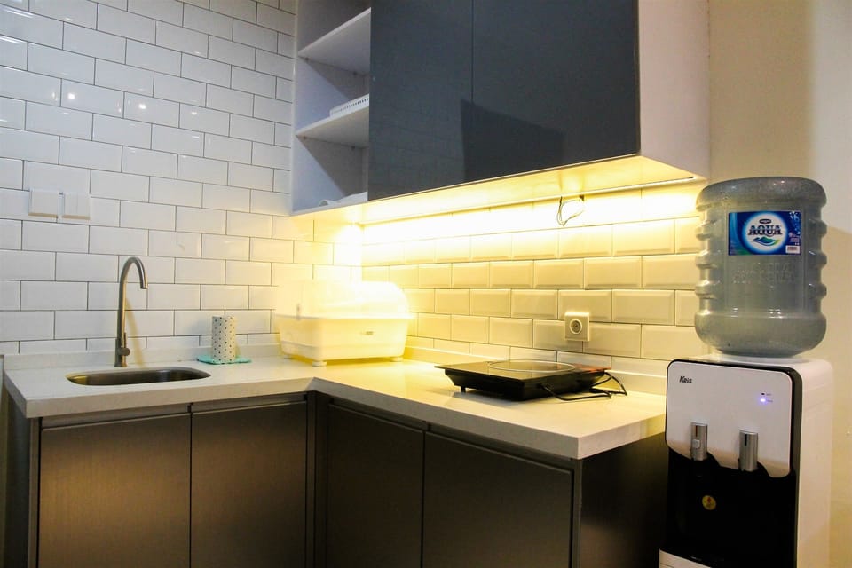 Room | Private kitchenette | Fridge, stovetop, cookware/dishes/utensils
