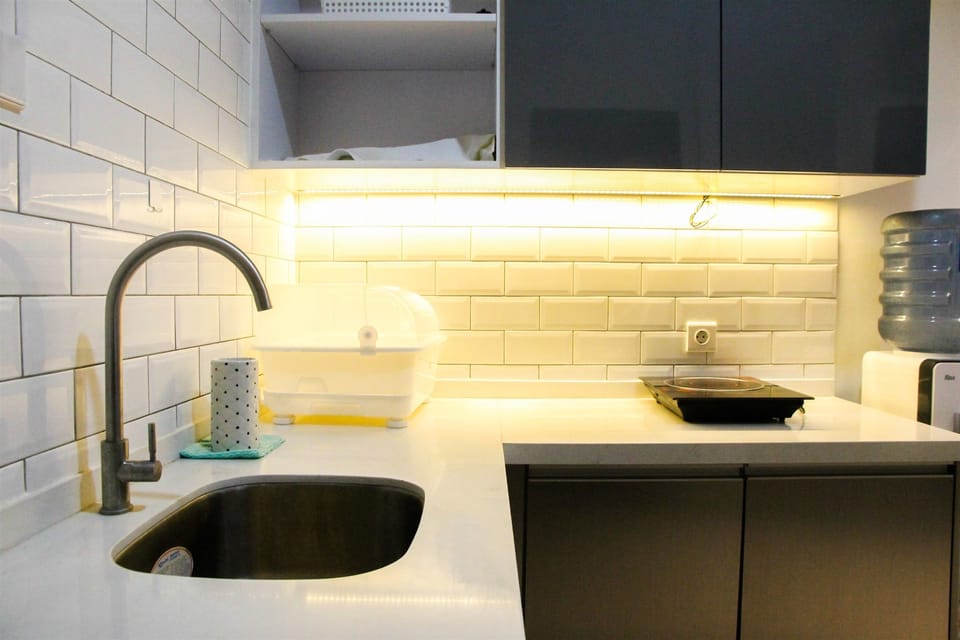 Room | Private kitchenette | Fridge, stovetop, cookware/dishes/utensils