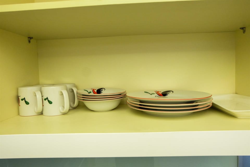 Room | Private kitchen | Fridge, stovetop, cookware/dishes/utensils