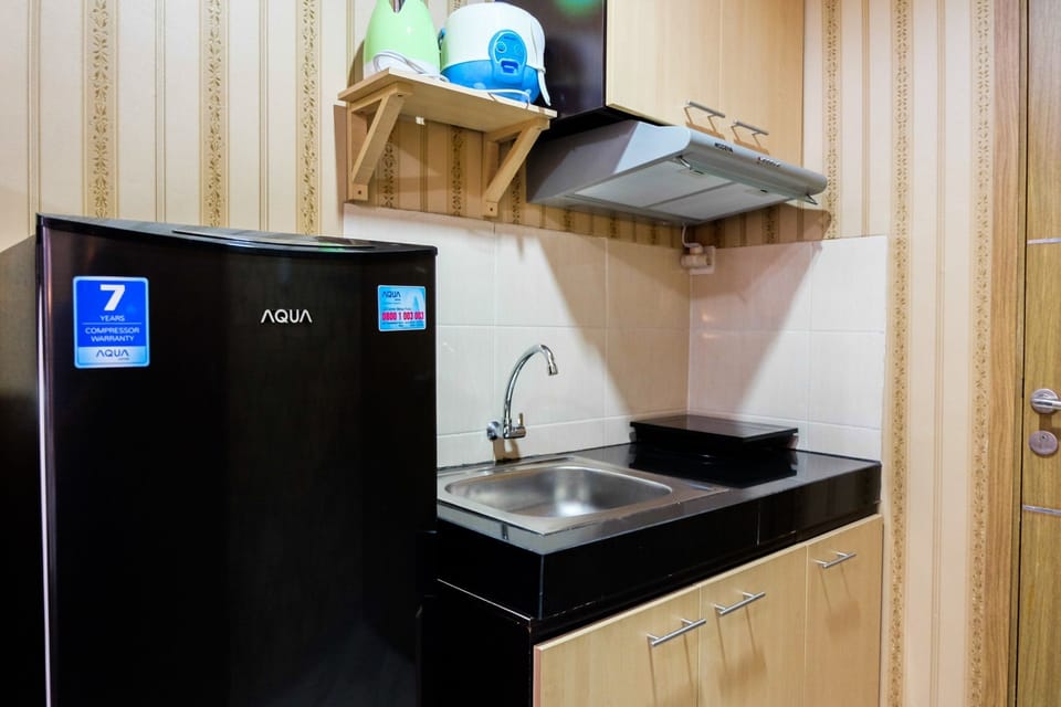 Room | Private kitchenette | Fridge, stovetop, cookware/dishes/utensils