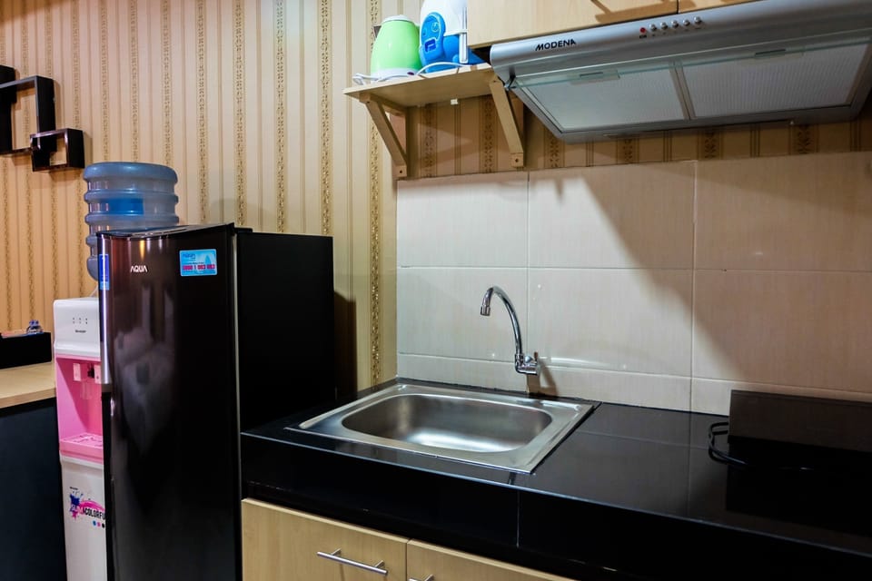 Room | Private kitchenette | Fridge, stovetop, cookware/dishes/utensils