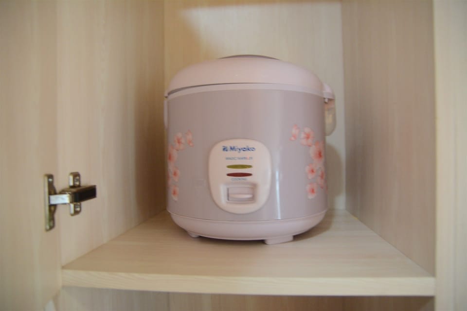 Room | Private kitchenette | Fridge, stovetop, cookware/dishes/utensils