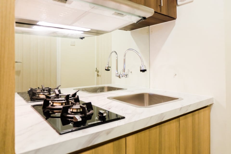 Room | Private kitchenette | Fridge, microwave, stovetop, cookware/dishes/utensils