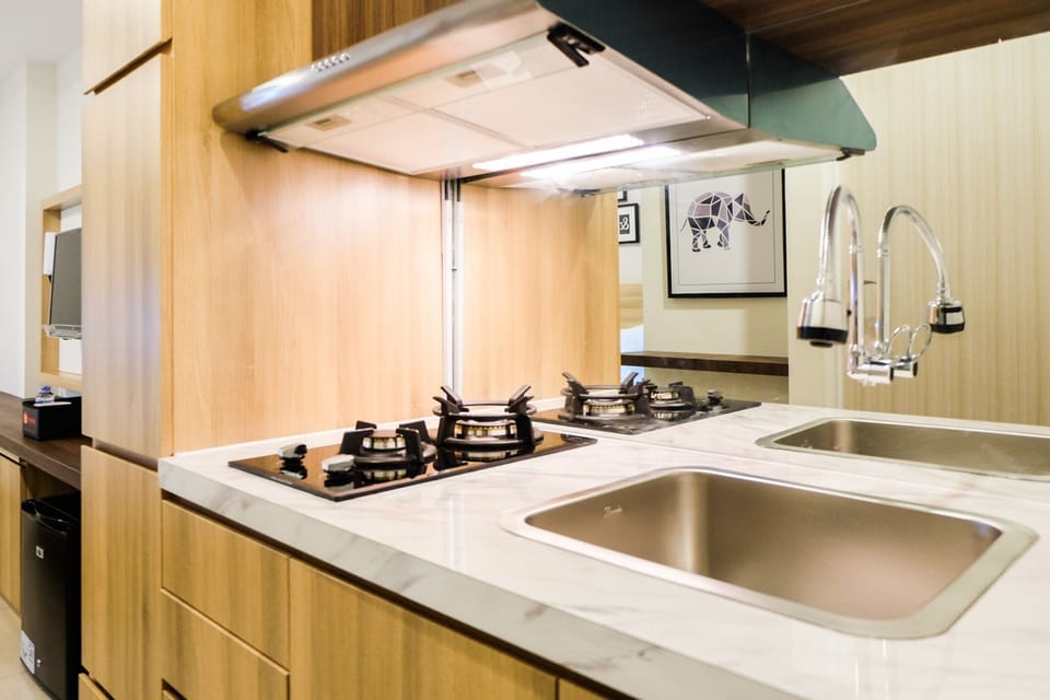 Room | Private kitchenette | Fridge, microwave, stovetop, cookware/dishes/utensils