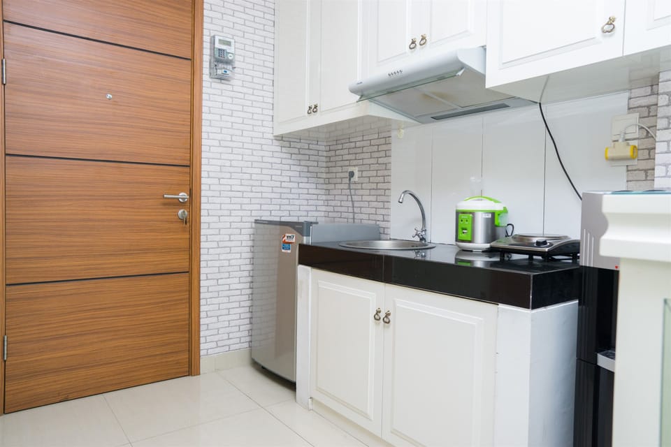Room | Private kitchenette | Fridge, stovetop, electric kettle, cookware/dishes/utensils