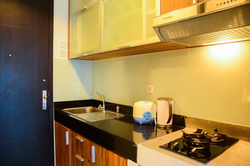 Room | Private kitchenette | Fridge, stovetop, cookware/dishes/utensils