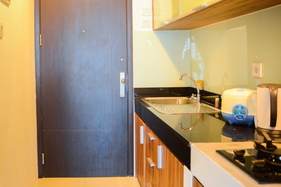 Room | Private kitchenette | Fridge, stovetop, cookware/dishes/utensils