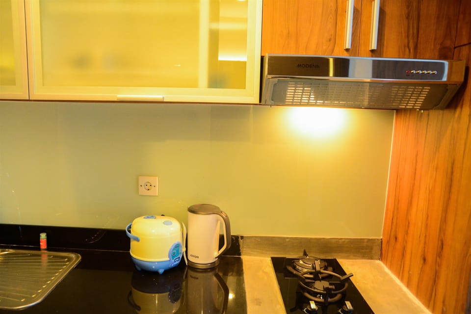 Room | Private kitchenette | Fridge, stovetop, cookware/dishes/utensils