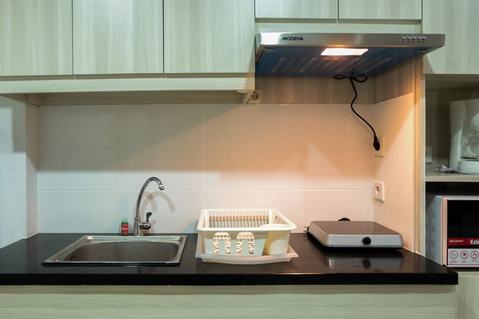 Room | Private kitchenette | Fridge, microwave, stovetop, cookware/dishes/utensils