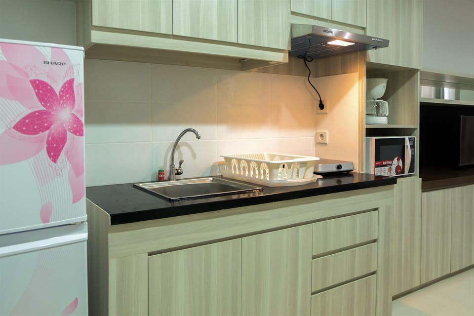 Room | Private kitchenette | Fridge, microwave, stovetop, cookware/dishes/utensils