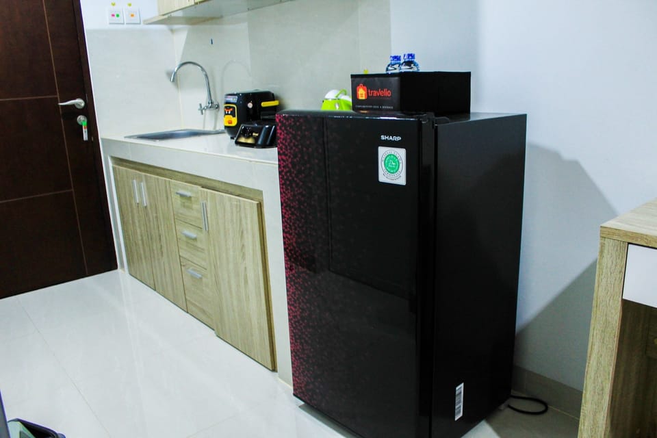 Room | Private kitchenette | Fridge, stovetop, cookware/dishes/utensils