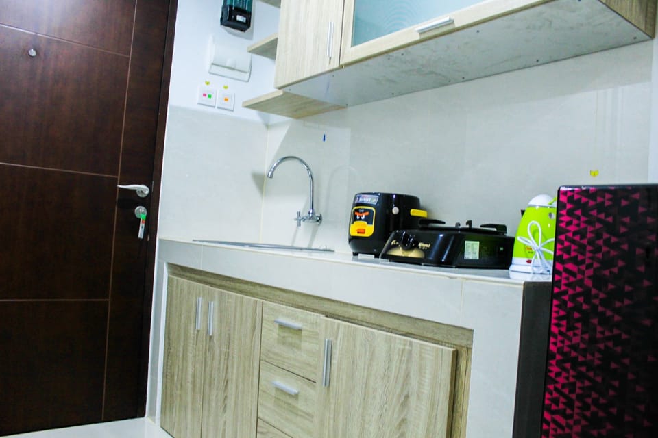 Room | Private kitchenette | Fridge, stovetop, cookware/dishes/utensils