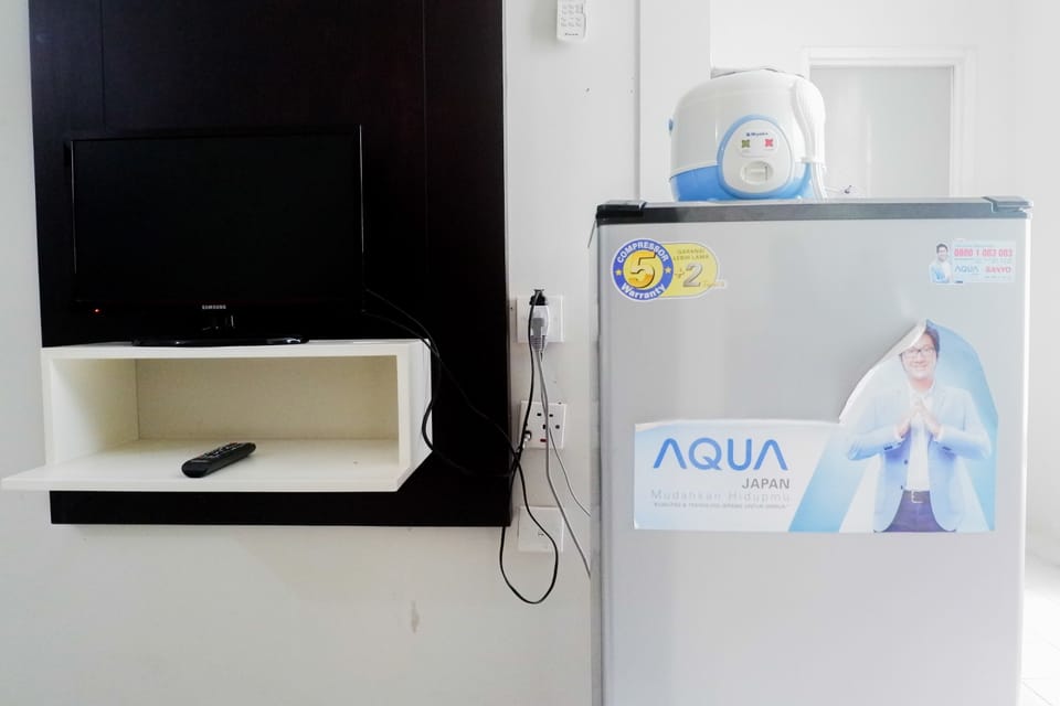 Room | Private kitchenette | Fridge, stovetop, electric kettle, cookware/dishes/utensils