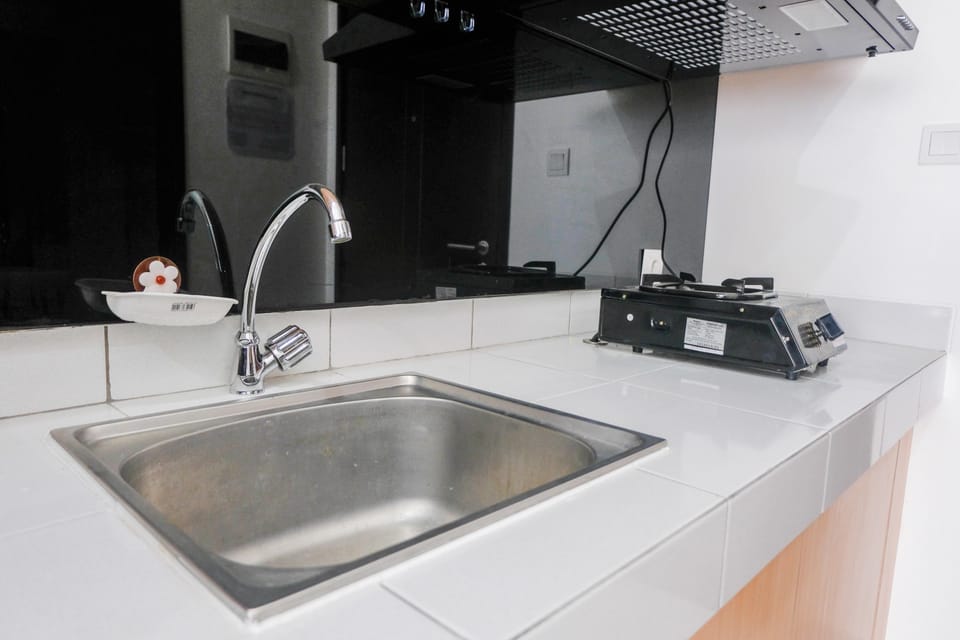 Room | Private kitchenette | Fridge, stovetop, cookware/dishes/utensils