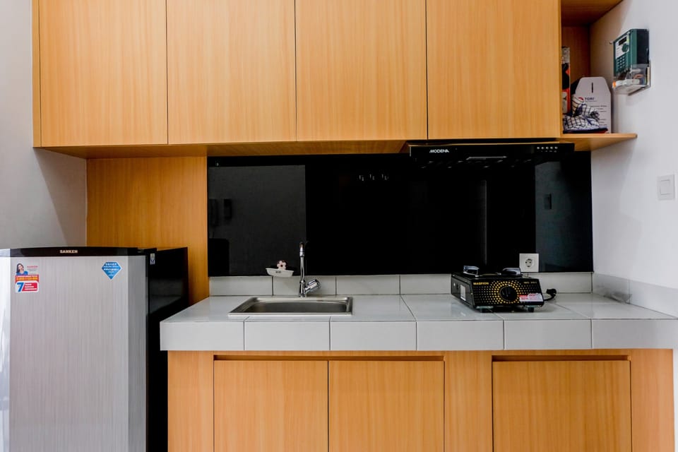 Room | Private kitchenette | Fridge, stovetop, cookware/dishes/utensils