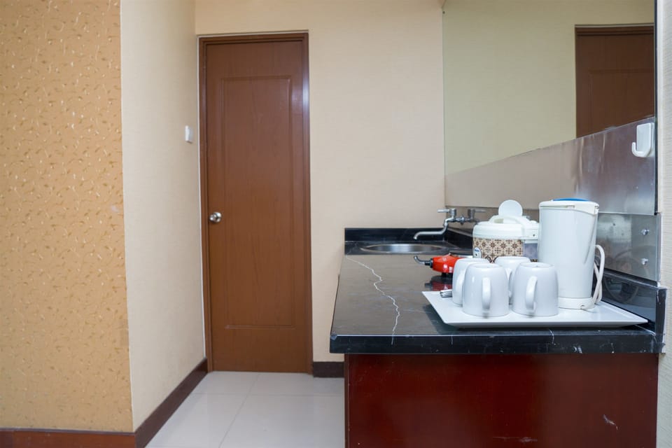 Room | Private kitchenette | Fridge, stovetop, cookware/dishes/utensils