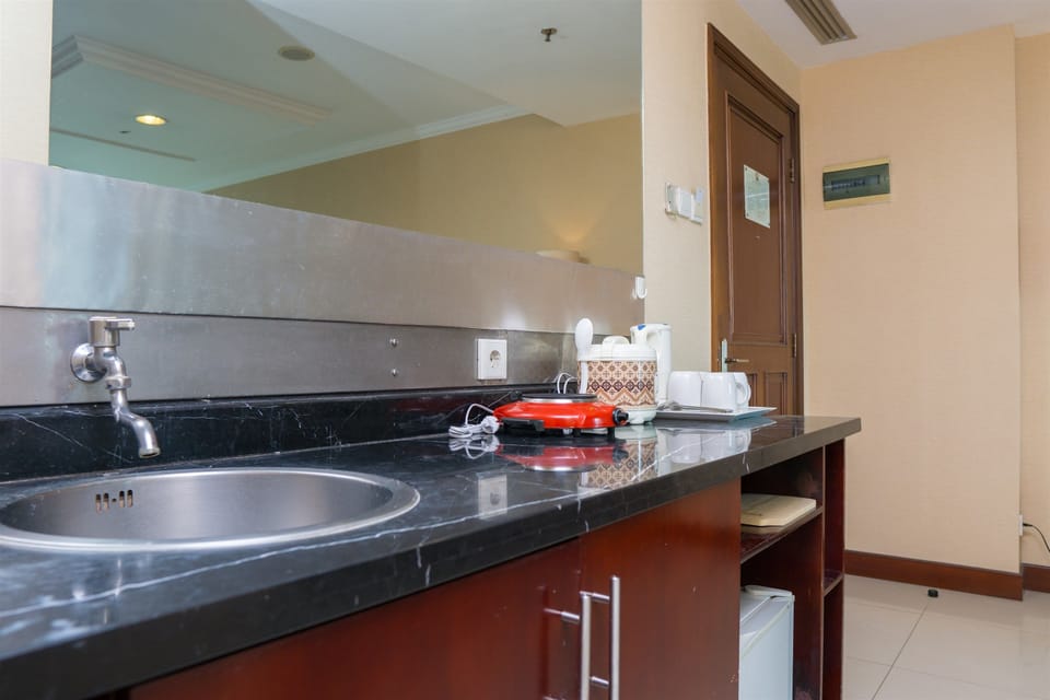 Room | Private kitchenette | Fridge, stovetop, cookware/dishes/utensils
